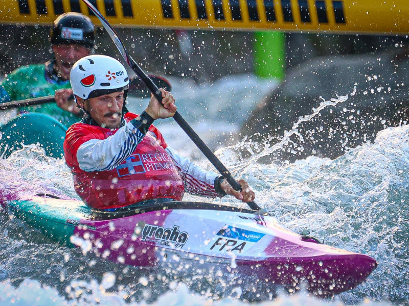 De Gennaro survives as Leitner, De Coster and Hengst fall in men’s Kayak Cross heats